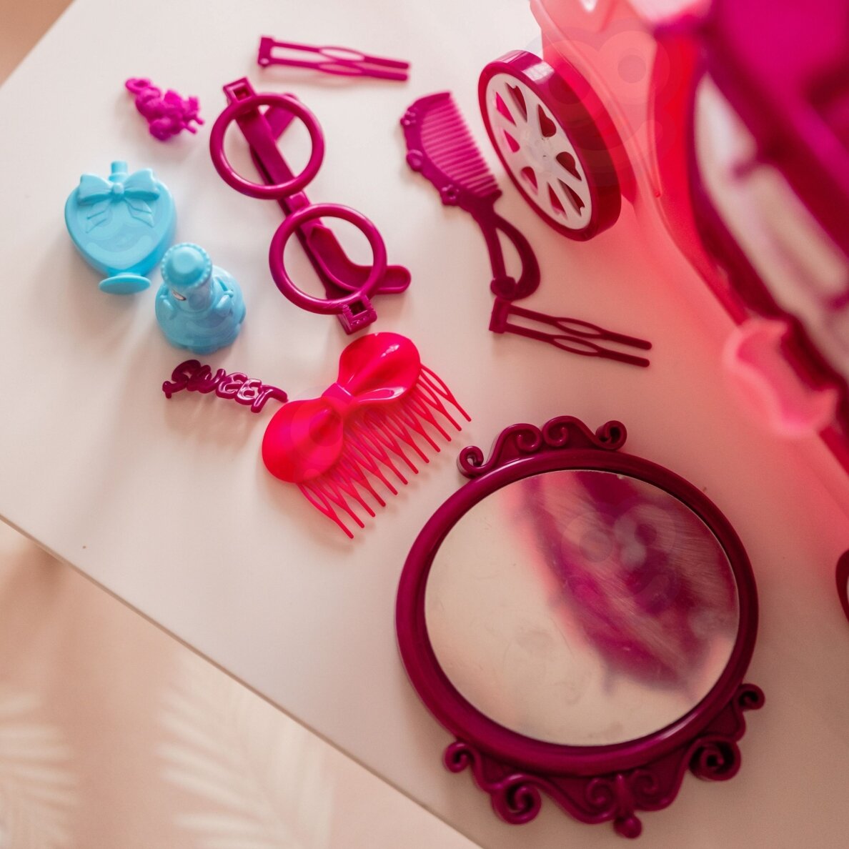 WOOPIE grožio salonas – kosmetinis staliukas ant ratukų, vežimėlis/lagaminas, 31 priedas, 4 viename 7