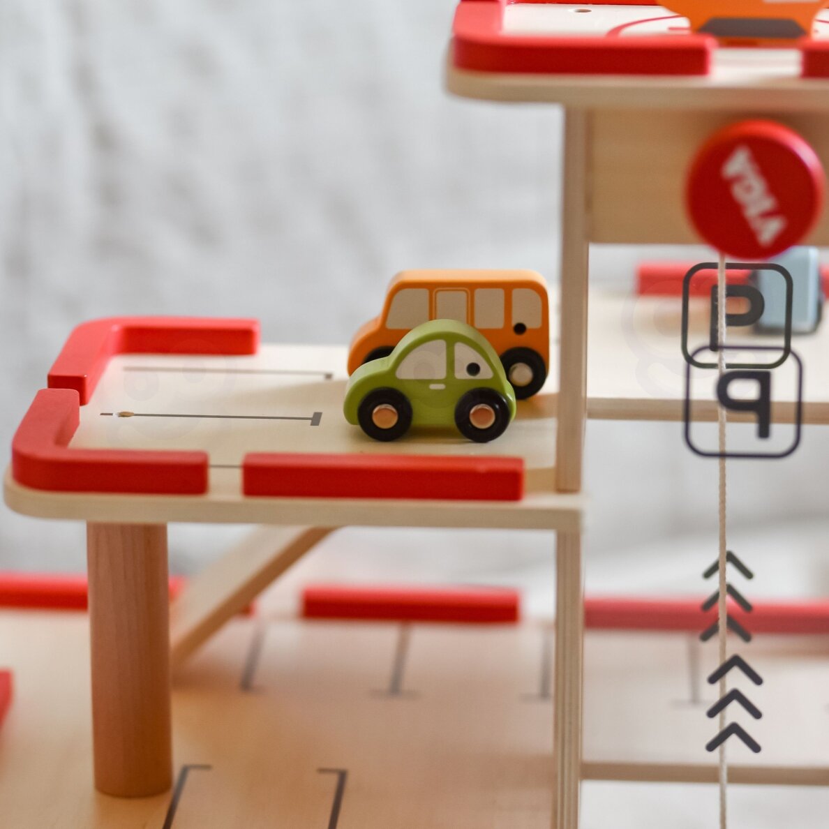 VIGA medinė automobilių stovėjimo aikštelė su liftu 4 automobiliams ir sraigtasparniu 6