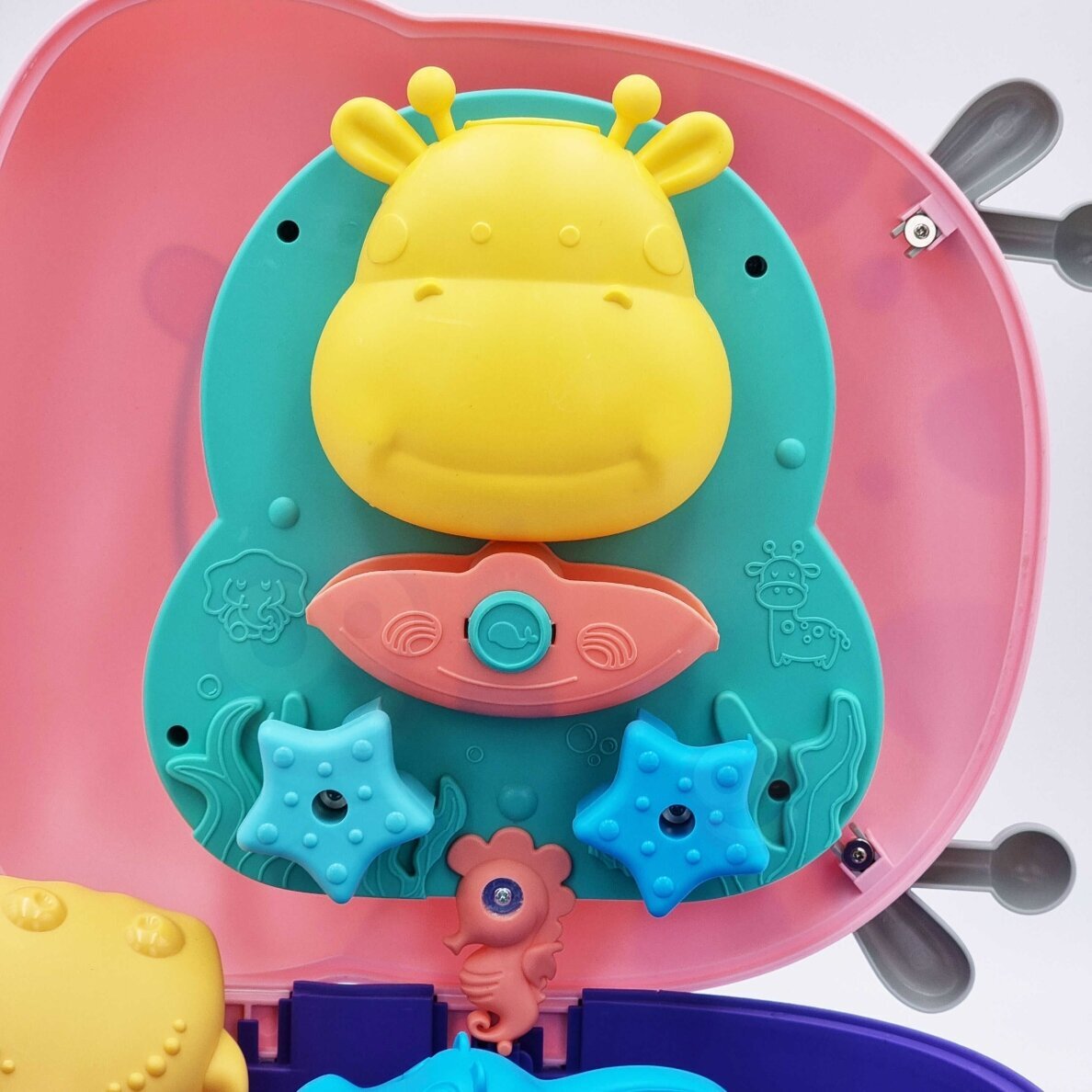 WOOPIE 3 viename smėlio dėžės rinkinys: elniuko lagaminas + vandens žaislas 2 WOOPIE 3 viename smėlio dėžės rinkinys: elniuko lagaminas + vandens žaislas 2