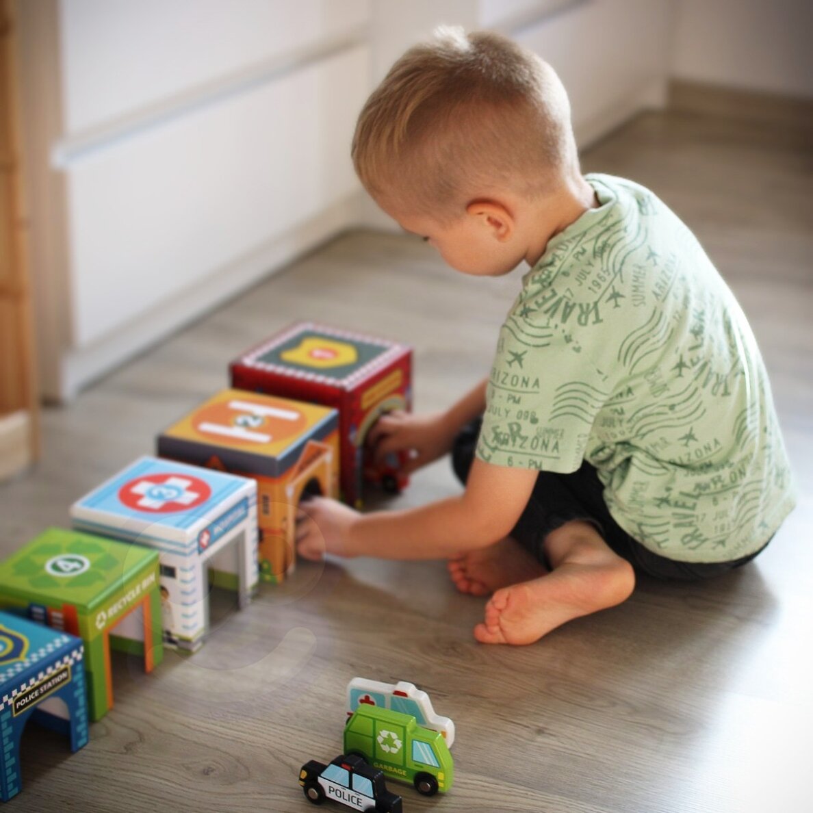 WOOPIE GREEN Dėlionės kubeliai Miesto transporto priemonės dėžutėse + figūrėlės 10 vnt. 9