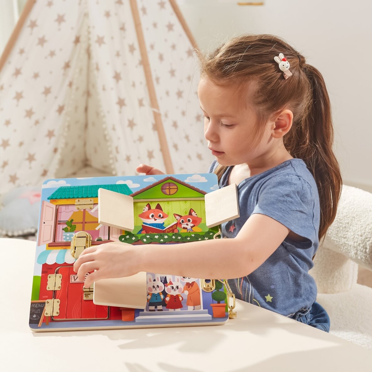 VIGA medinė manipuliacinė lenta spynoms ir skląsčiams atidaryti Montessori namelis 2 VIGA medinė manipuliacinė lenta spynoms ir skląsčiams atidaryti Montessori namelis 2