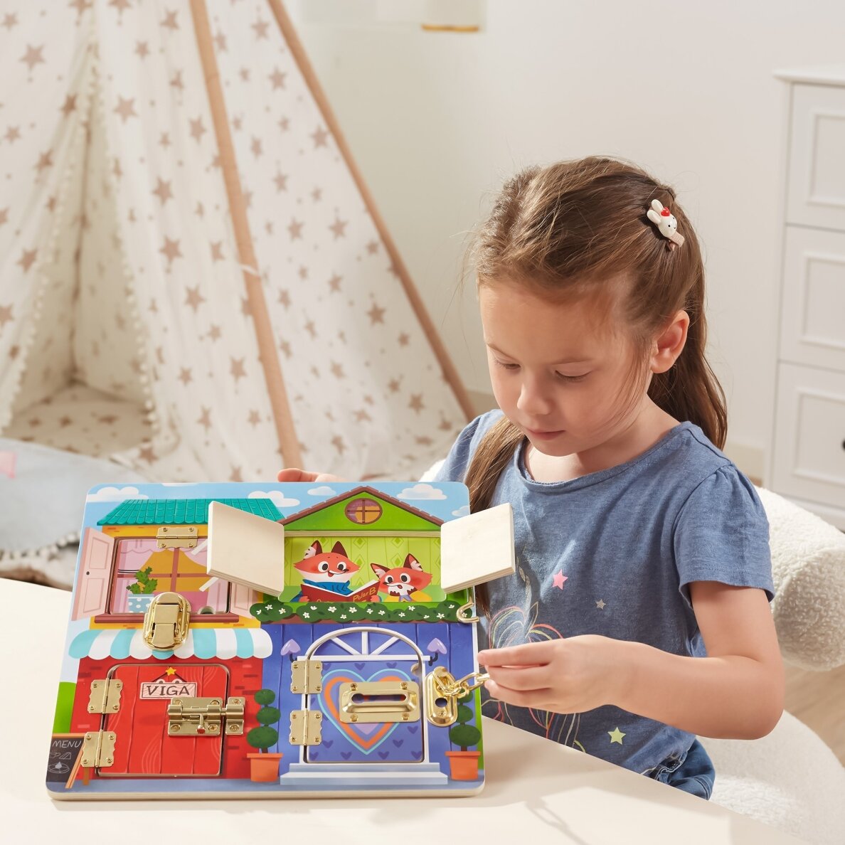 VIGA medinė manipuliacinė lenta spynoms ir skląsčiams atidaryti Montessori namelis 4