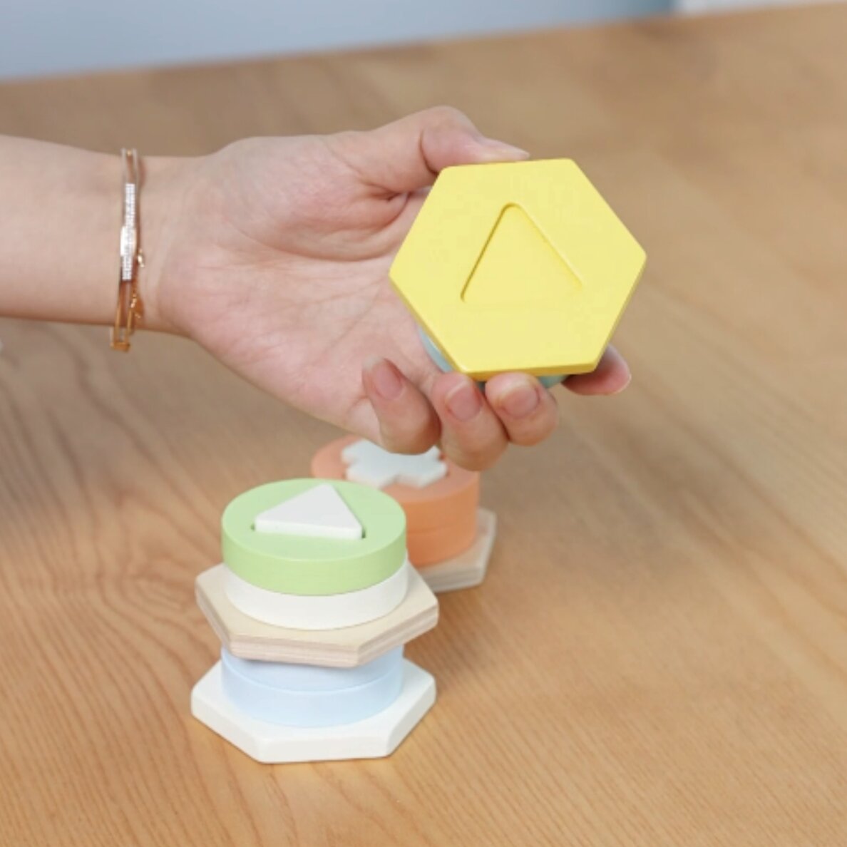 CLASSIC WORLD Montessori formų ir spalvų rūšiavimo dėlionės bokštas 4