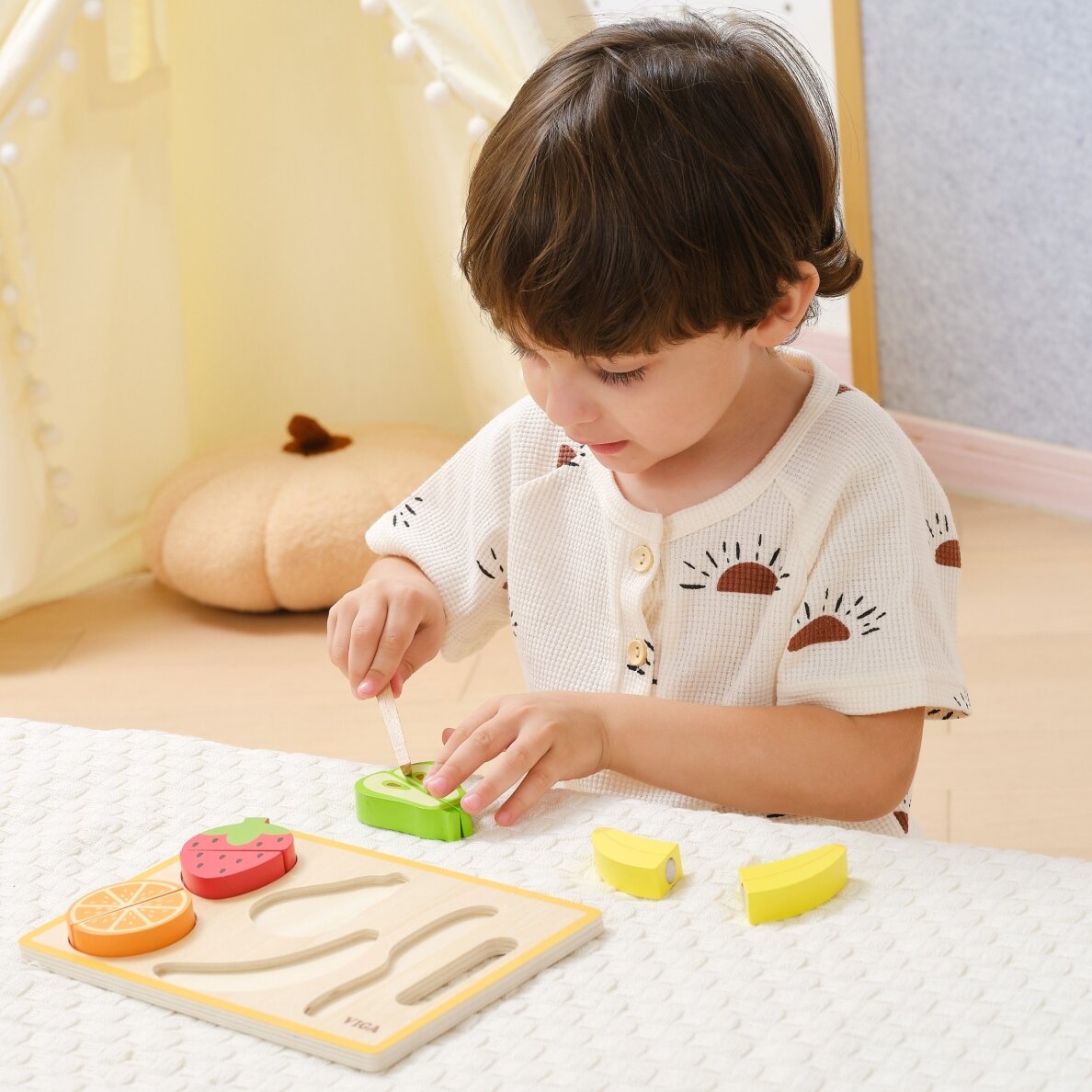 VIGA medinė Montessori edukacinė dėlionė – pjaustomi vaisiai 1 VIGA medinė Montessori edukacinė dėlionė – pjaustomi vaisiai 1