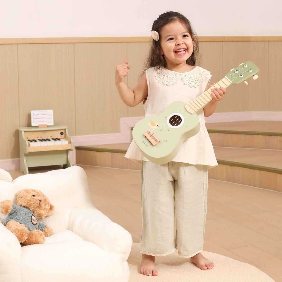 Viga medinė ukulelė vaikams, žalia su natomis 10 Viga medinė ukulelė vaikams, žalia su natomis 10