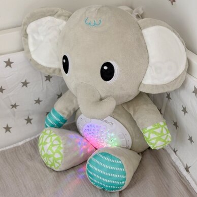 WOOPIE BABY drambliuko minkštas žaislas su projektoriumi ir raminančiais garsais 12 melodijų 5 WOOPIE BABY drambliuko minkštas žaislas su projektoriumi ir raminančiais garsais 12 melodijų 5