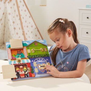 VIGA medinė manipuliacinė lenta spynoms ir skląsčiams atidaryti Montessori namelis 5 VIGA medinė manipuliacinė lenta spynoms ir skląsčiams atidaryti Montessori namelis 5