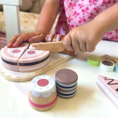 TOOKY TOY Sweet Cake Medinis saldumynų rinkinys dėžutėje Konditerija Ledainė 4 TOOKY TOY Sweet Cake Medinis saldumynų rinkinys dėžutėje Konditerija Ledainė 4