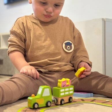 TOOKY TOY Medinis ūkis lagamine, figūrėlės ir transporto priemonės 2 TOOKY TOY Medinis ūkis lagamine, figūrėlės ir transporto priemonės 2