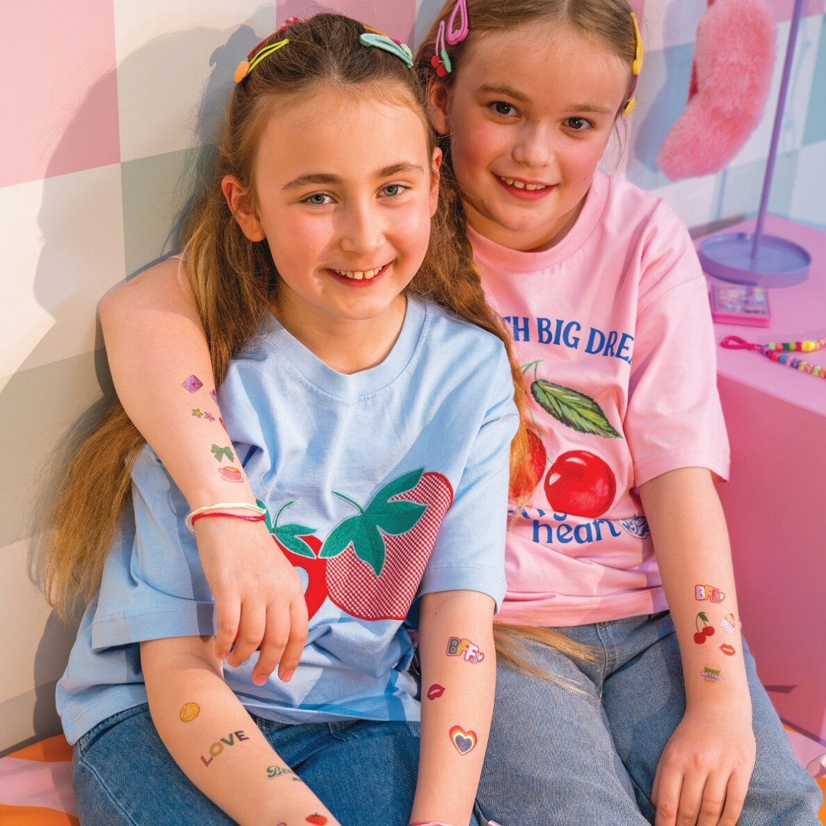 Laikinos tatuiruotės, Draugės 7