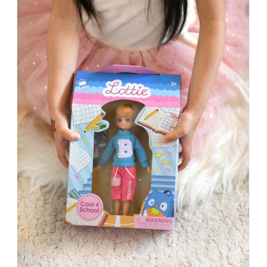 Lottie lėlė Moksleivė B 3 Lottie lėlė Moksleivė B 3