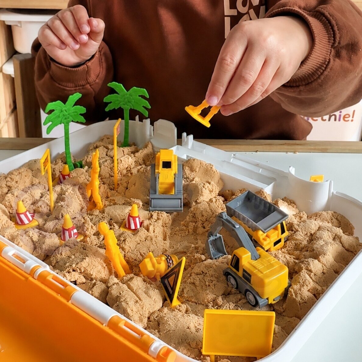 WOOPIE Kinetinio smėlio statybvietės rinkinys lagamine su transporto priemonėmis 1kg 2
