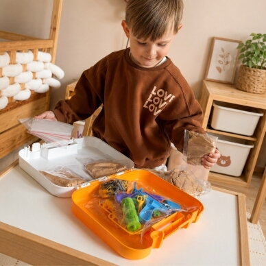 WOOPIE Kinetinio smėlio statybvietės rinkinys lagamine su transporto priemonėmis 1kg 1 WOOPIE Kinetinio smėlio statybvietės rinkinys lagamine su transporto priemonėmis 1kg 1